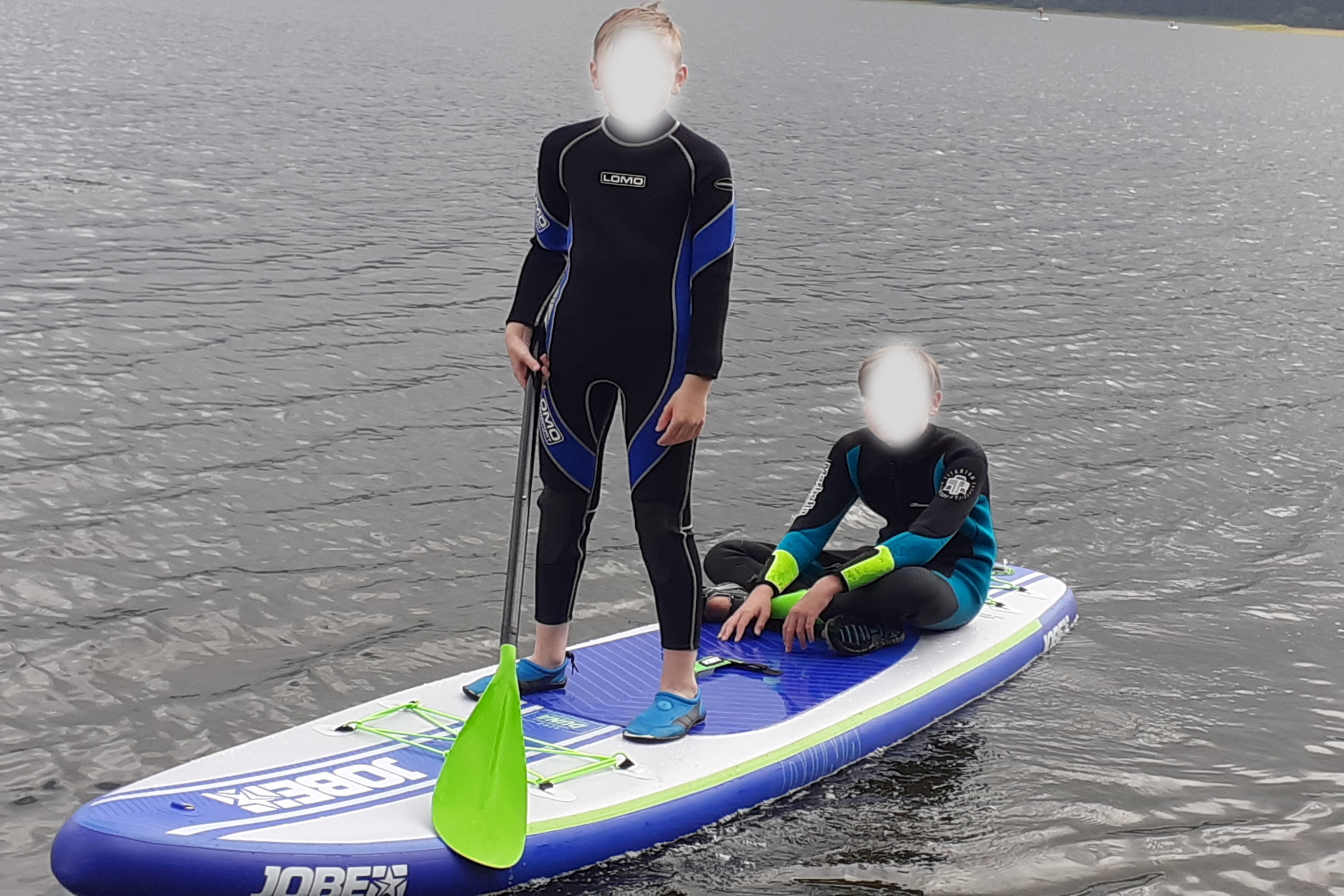 kids on the paddleboard on loch an eilein